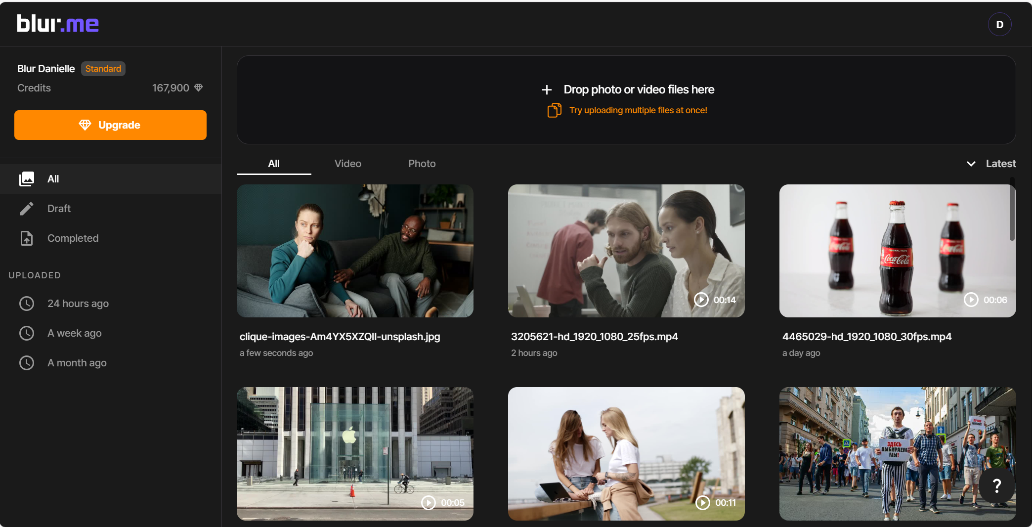 Écran de l'éditeur en ligne BlurMe montrant l'option pour télécharger des photos et vidéos